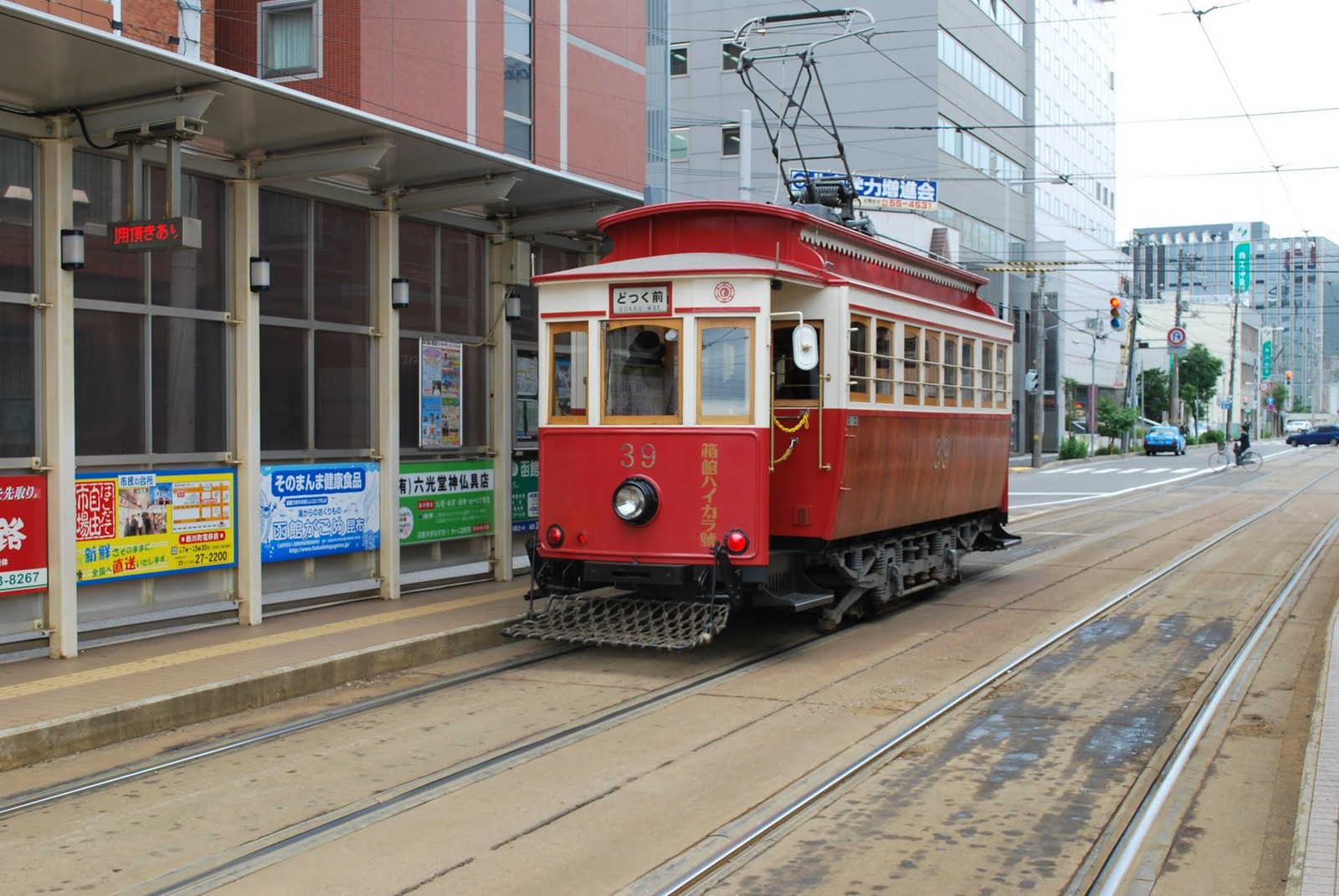 名所・史跡を訪ねて 北海道 函館市電、五稜郭タワーを背景に走ります。